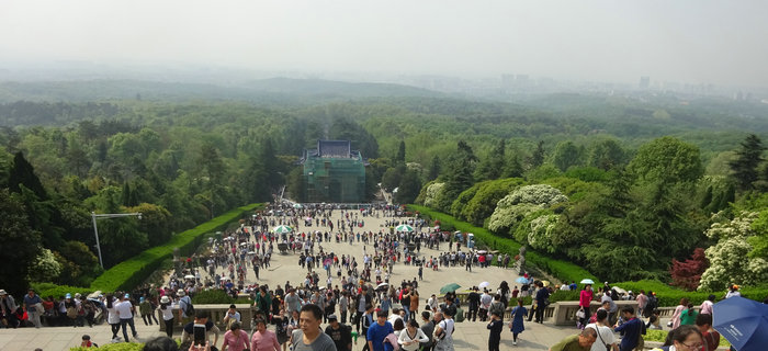 在五一来临之际，刘潭服装组织企业先进标兵赴南京游玩