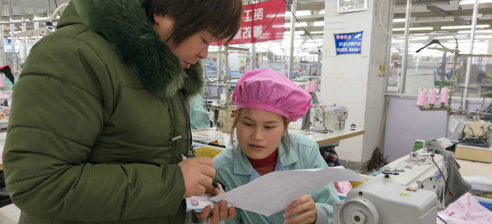 刘潭服装工会为员工提前代购车票，让员工顺利返乡