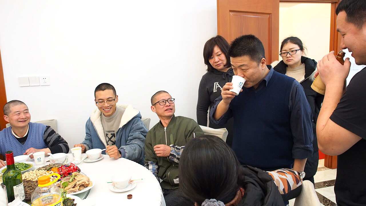 就地过年一样温暖，刘潭服装厂请外地留宿职工吃年夜饭