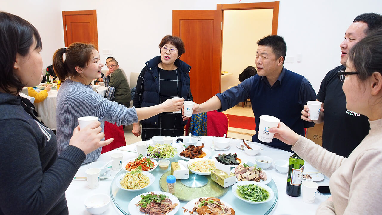 就地过年一样温暖，刘潭服装厂请外地留宿职工吃年夜饭