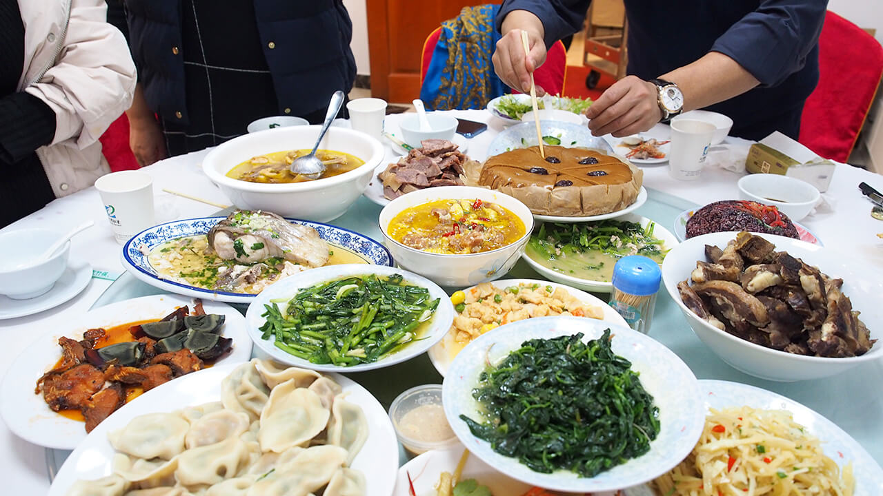 就地过年一样温暖，刘潭服装厂请外地留宿职工吃年夜饭