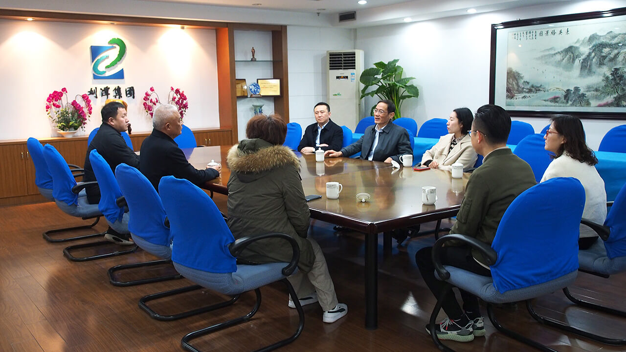 开工首日，梁溪区黄巷街道领导带队走访刘潭服装厂