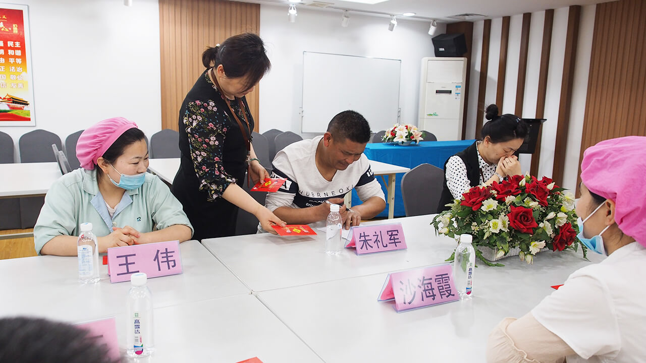 刘潭服装厂先进员工座谈会