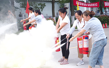 消防演练进企业  安全防线在心中——刘潭服装厂召开消防运动会