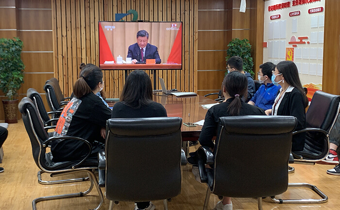 刘潭服装组织收看共青团成立100周年大会