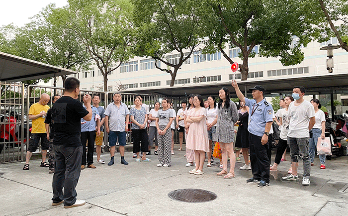 刘潭服装厂组织住宿员工开展逃生演练