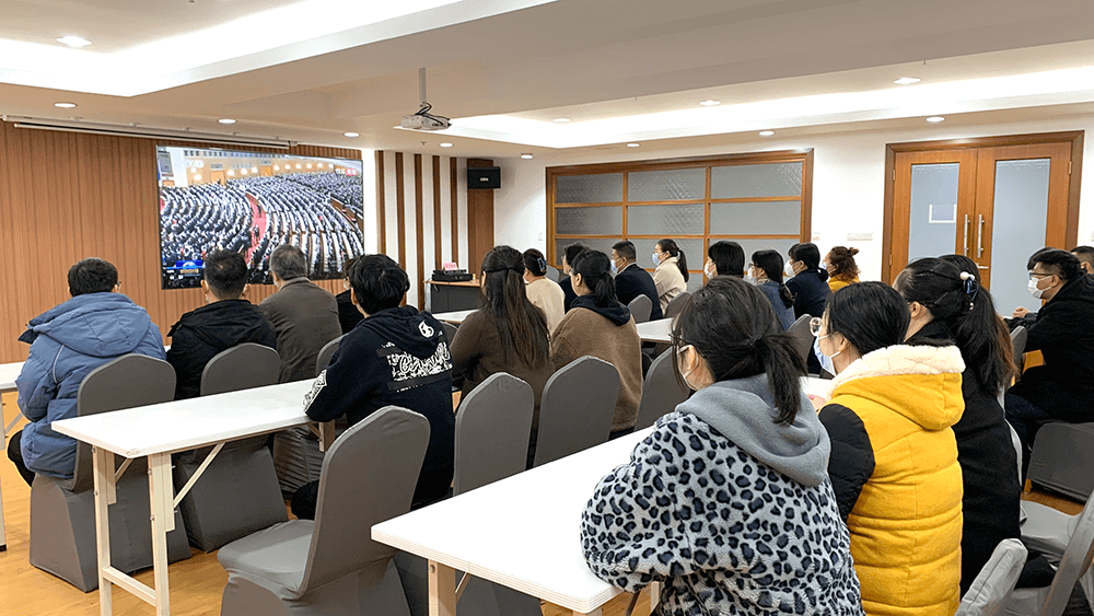 刘潭服装学习贯彻会议精神