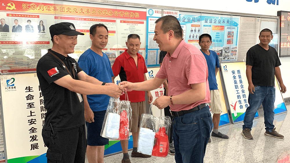 街道领导到刘潭服装送清凉