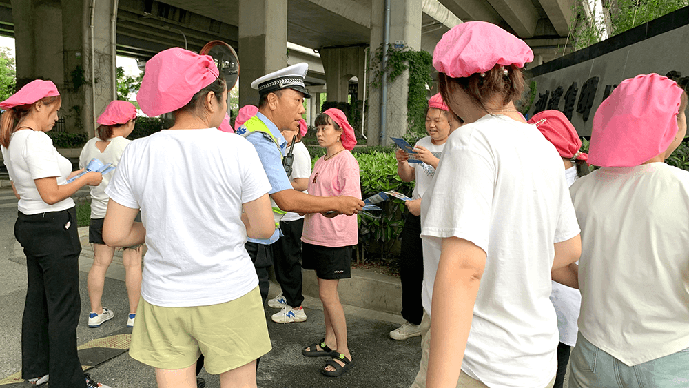 刘潭服装文明出行